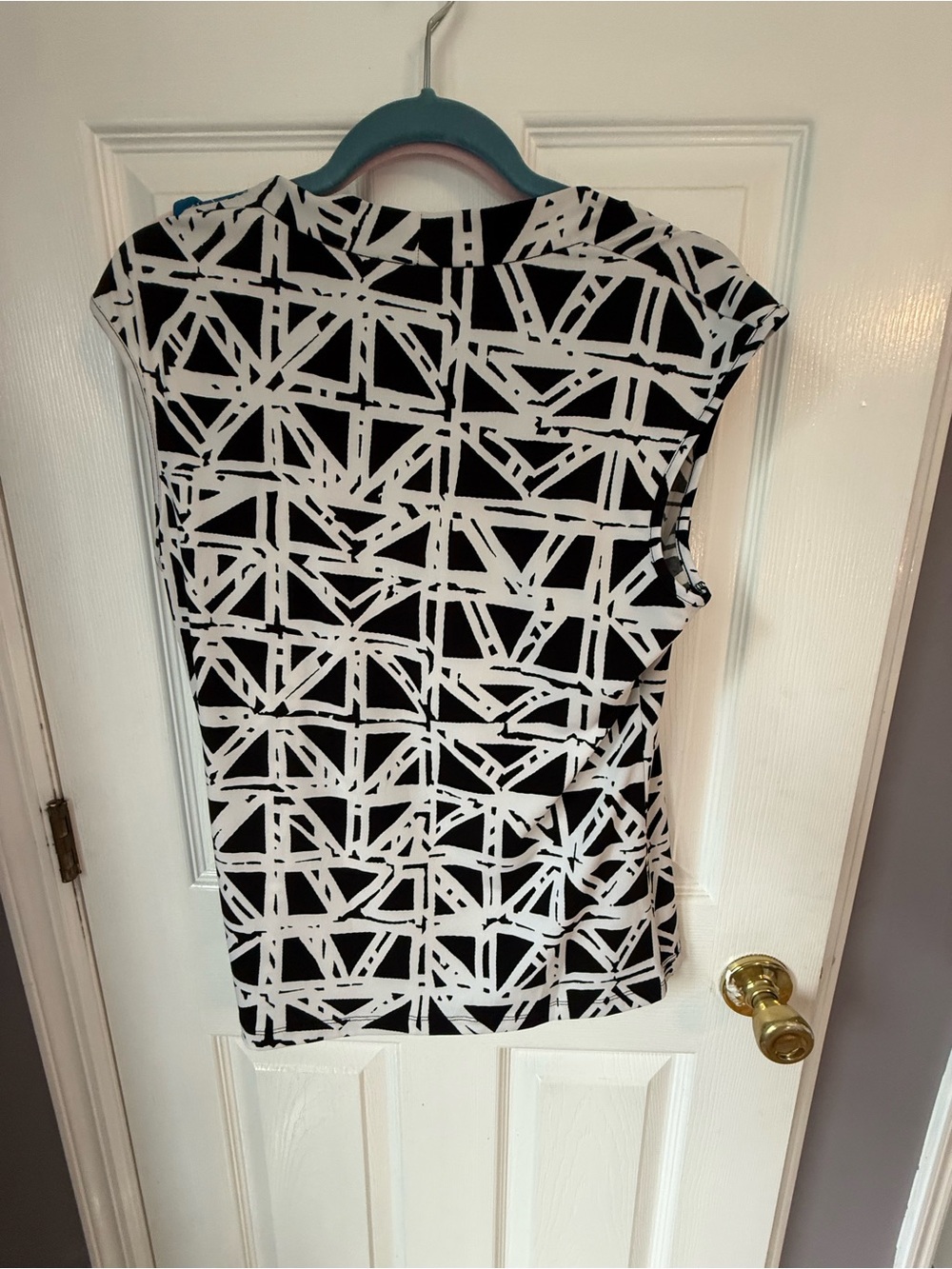 2 Kasper sleeveless blouses. Dress up or dress down. Suits, nice slacks or jeans - Picture 5 of 5